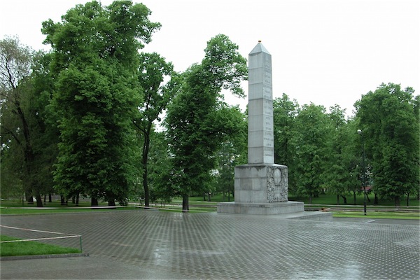 Yevgeniy Fiks, Alexander Gardens (Александровский Сад), 1950s – 1980s from the series, Moscow (UDP, 2013). Courtesy the artist and Winkleman Gallery.