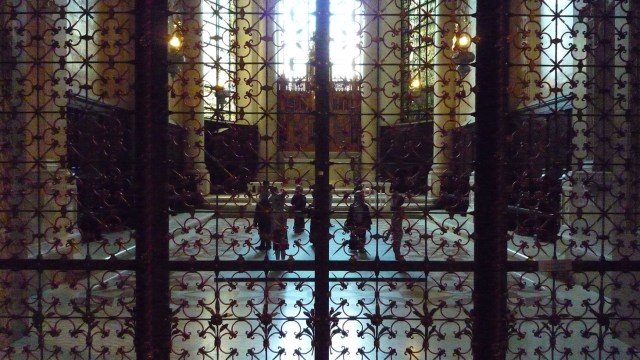Jane Alexander, Bom Boys (1998) installation view in the St. Ambrose Chapel of the Cathedral of St. John the Divine. Courtesy of the artist. Photograph by the author.