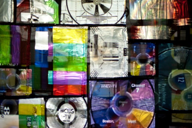 Daniel Canogar, Frequency, 2012, 33 analog television screens, projector, multimedia hard drive, 4:30 min. animation loop. Courtesy the artist and bitforms gallery, New York.